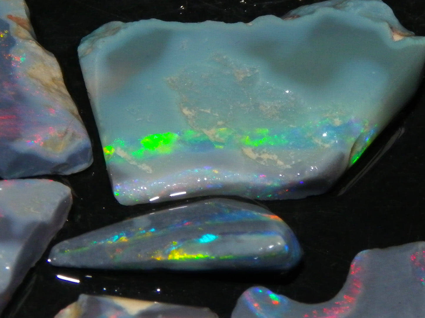 Nice Rough/Rubbed/Sliced Lightning Ridge Opal Parcel 32.9cts Red/Green Fires Dark Base