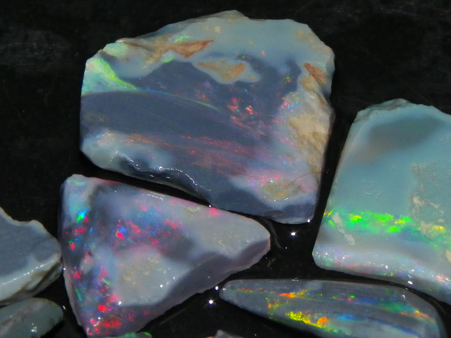 Nice Rough/Rubbed/Sliced Lightning Ridge Opal Parcel 32.9cts Red/Green Fires Dark Base