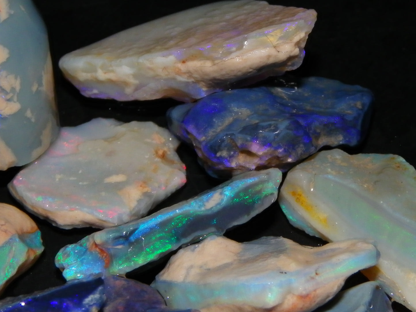 Nice Rough, 1 Rubbed Opals Lightning Ridge 86.5cts Australia Seam Blue/Greens