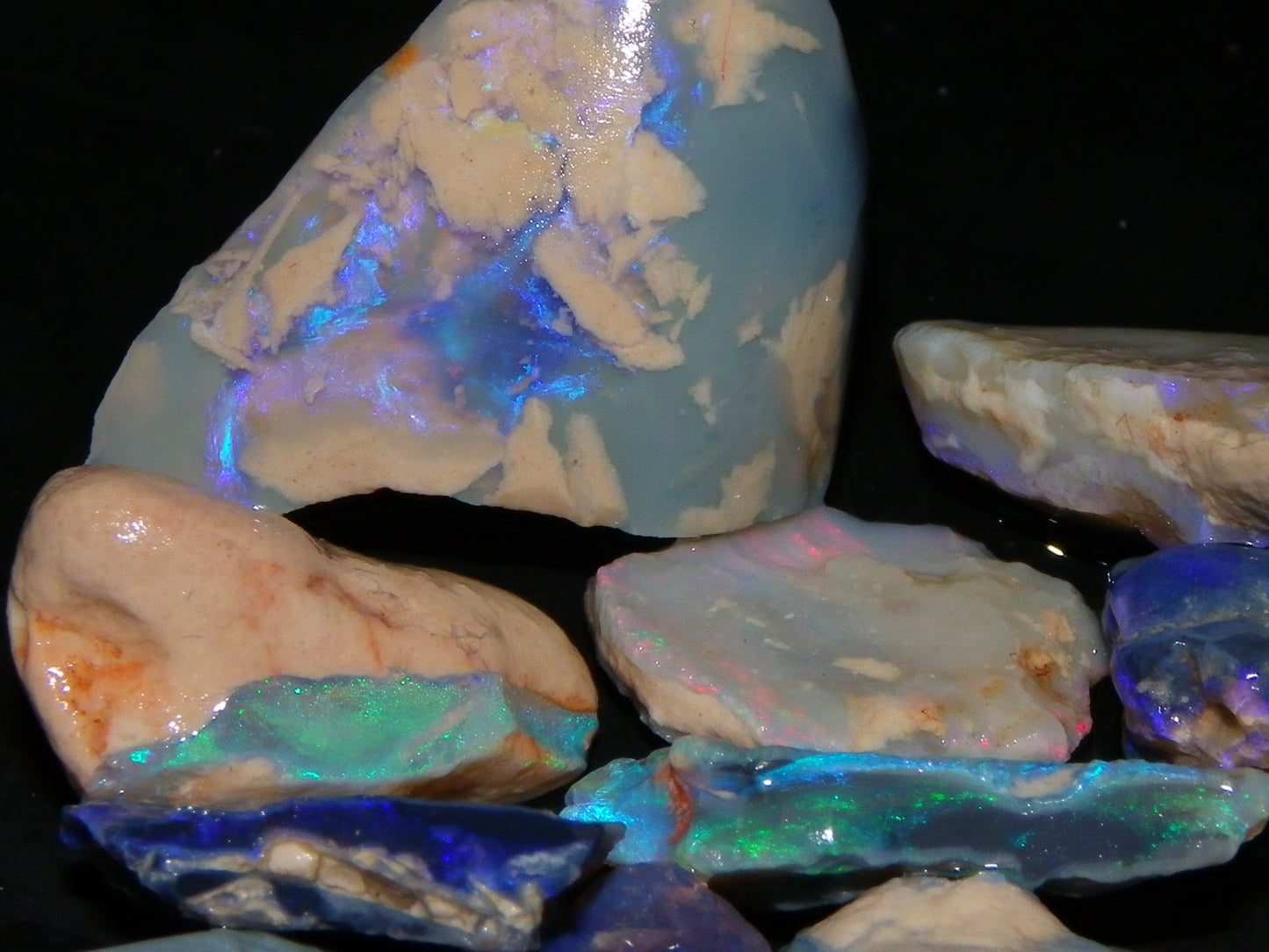 Nice Rough, 1 Rubbed Opals Lightning Ridge 86.5cts Australia Seam Blue/Greens