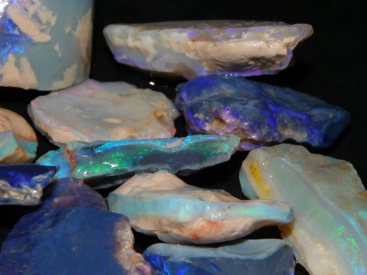 Nice Rough, 1 Rubbed Opals Lightning Ridge 86.5cts Australia Seam Blue/Greens