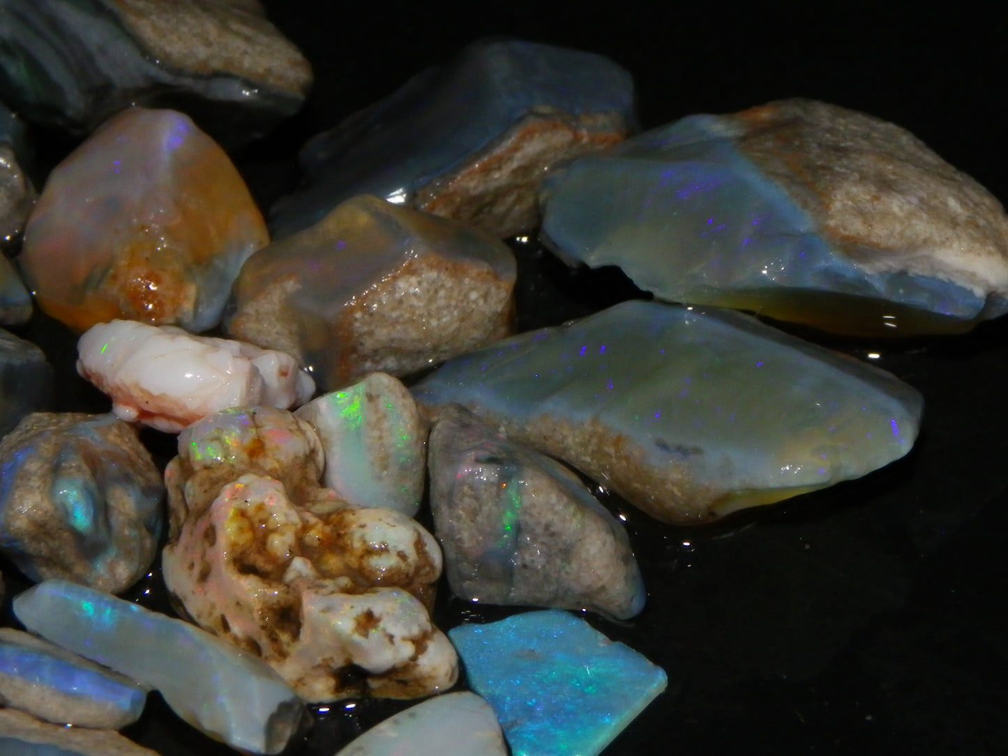 Nice Rough/Rubbed Mintabie Crystal/seam Opal Parcel  260cts Some Blue/Purple/Green Fires
